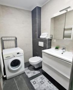 Esther Apartment - elevator, balcony, free private parking, self check-in