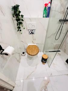 A double bedroom next to zuidplein metro station and Ahoy Arena Available for one person