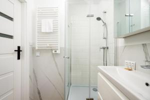 Praga Bliska Modern Apartment by BookingHost