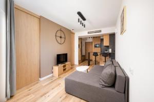 Praga Bliska Modern Apartment by BookingHost