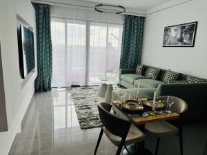 Sky-High 1BR, Luxury Luxe