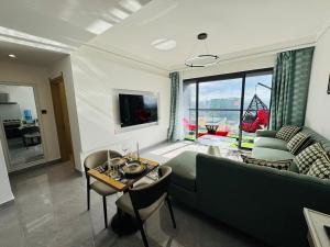 Sky-High 1BR, Luxury Luxe