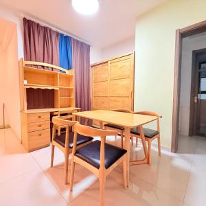 Cozy 2B2R 6pax Condo Forest City C5-1907