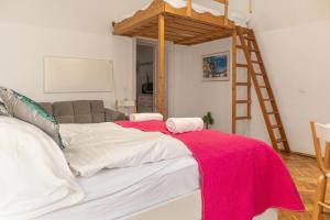 Neighboring 2BR Apts Ideal for 8 People