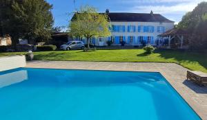 Domaine des Tilleuls - Grand Jardin avec Piscine privée sur le Canal de Bourgogne