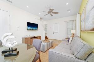 Tequila Sunrise Cottage With Private Hot Tub Near Disney With Margaritaville Resort & Island H2O Access - 8008Dr