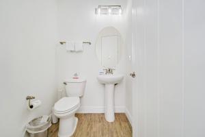 Tequila Sunrise Cottage With Private Hot Tub Near Disney With Margaritaville Resort & Island H2O Access - 8008Dr