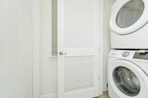 Tequila Sunrise Cottage With Private Hot Tub Near Disney With Margaritaville Resort & Island H2O Access - 8008Dr