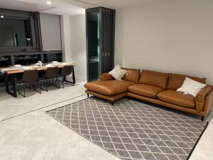 Queens Wharf - Hosted by Nick