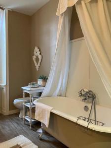 B&B / Chambres d'hotes Maison d'Hotes Martineau : Chambre Double ou Lits Jumeaux avec Salle de Bains Privative