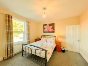 3 Bedroom House by Brookland Stays Serviced Accommodation Short Lets Leeds