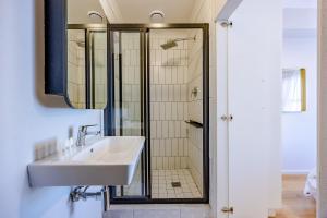 Modern 2 bed, 2 bath- Blouberg