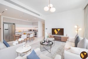 Vogue Vacation Homes, Emaar Beach Front Marina Vista near JBR and Palm Jumeirah, Two Bedroom Apartment with Balcony and Private Beach, Access toAmenities