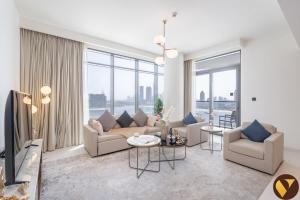 Vogue Vacation Homes, Emaar Beach Front Marina Vista near JBR and Palm Jumeirah, Two Bedroom Apartment with Balcony and Private Beach, Access toAmenities