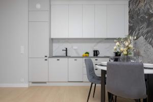 Elegant Apartment Ludwiki Warszawa with Parking & Air Conditioning by Noclegi Renters