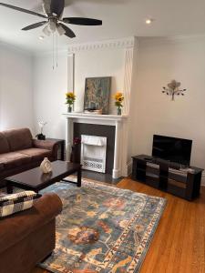 Stunning 3BR-Private Entrance-Renovated-Near City