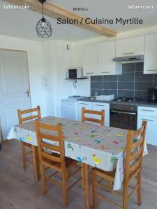 Appartements Le Relais Charraud : Appartement avec Vue et Balcon