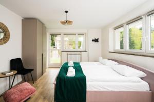 Tam, gdzie rosną poziomki by Horizon Apartments