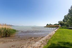 Lakeside Serenity House - Happy Rentals