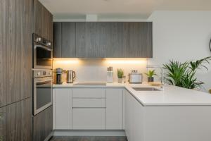 Portico Residences - Spacious 1-bed apartment in Nine Elms with Pool