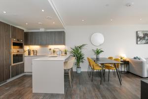 Portico Residences - Spacious 1-bed apartment in Nine Elms with Pool