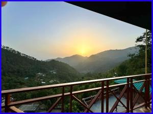 NAINITAL HOTEL UK INN Near Bus Stop - View and Mountain Valley View - Wi Fi - Room Service Available - Best Homestay