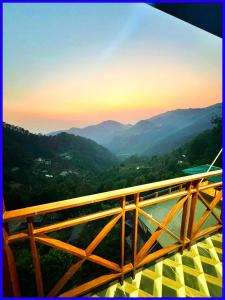 NAINITAL HOTEL UK INN Near Bus Stop - View and Mountain Valley View - Wi Fi - Room Service Available - Best Homestay