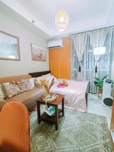 CAMP CJ Staycation FREE POOL and GYM Access near MRT Boni and BGC