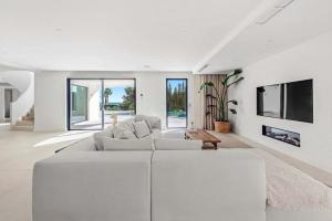 Luxury Sea Views Smart Villa Bliss, 2 Stunning Sea Views, Infinity Pool, Sauna, Gym, Home Cinema, Full Smart Home Technology and Full Privacy