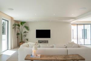 Luxury Sea Views Smart Villa Bliss, 2 Stunning Sea Views, Infinity Pool, Sauna, Gym, Home Cinema, Full Smart Home Technology and Full Privacy