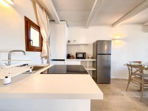 222 Seafront Apartment with Beach Access in Baja Sardinia - by Coral Property