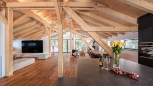 Luxury chalet with panoramic views, sauna, hot tub & cinema