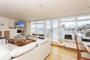 Upper Anzac Sea View Retreat with Roof Terrace in Central Brixham