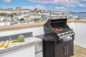 Upper Anzac Sea View Retreat with Roof Terrace in Central Brixham