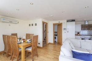 Upper Anzac Sea View Retreat with Roof Terrace in Central Brixham