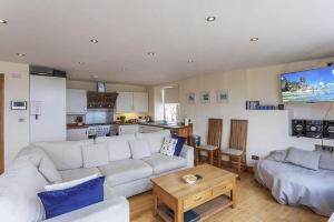 Upper Anzac Sea View Retreat with Roof Terrace in Central Brixham