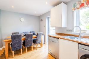 Stylish 3BR House - free parking - fast WI-FI