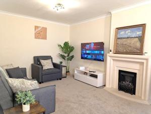 A cosy & stylish two-bed bungalow with garden & parking, close to a shopping centre, motorways and bus stops