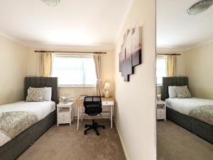 A cosy & stylish two-bed bungalow with garden & parking, close to a shopping centre, motorways and bus stops