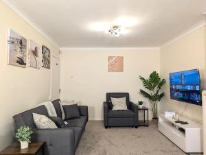 A cosy & stylish two-bed bungalow with garden & parking, close to a shopping centre, motorways and bus stops