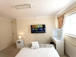 A cosy & stylish two-bed bungalow with garden & parking, close to a shopping centre, motorways and bus stops