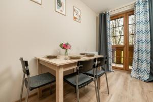 Jasne i Przytulne Apartamenty Sun Seasons 24 w Karpaczu z Parkingiem i Balkonem by Noclegi Renters