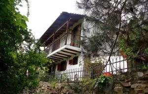 Katoikia me ta Pitharia - Maries