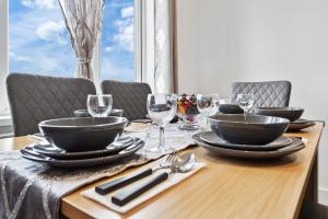 Bright 4BR 2BA Gem in Wembley Harrow - Sleeps 10!