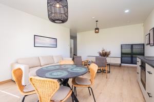 Amber Stone Monciskes