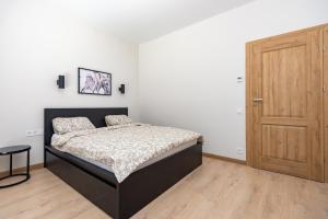 Amber Stone Monciskes