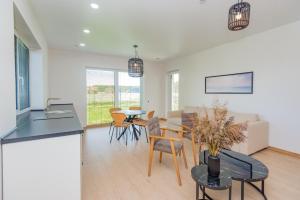 Amber Stone Monciskes