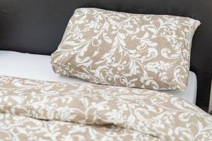 Amber Stone Monciskes