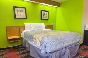 King Bed Non-Smoking room in Rodeway Inn Memphis