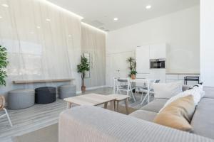 Panoramic views and pool, gym, parking REMS